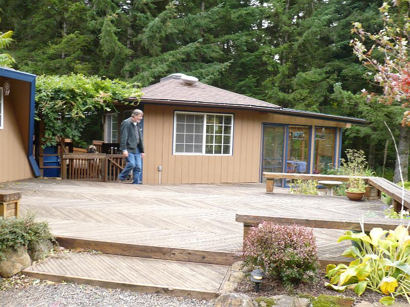 p1000851.jpg - Hot tub and sun room.